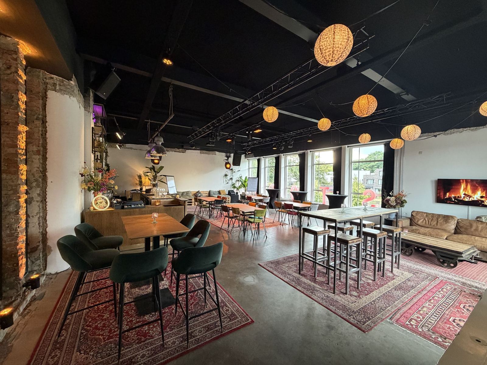 Het Lab met statafels, lounge en bar