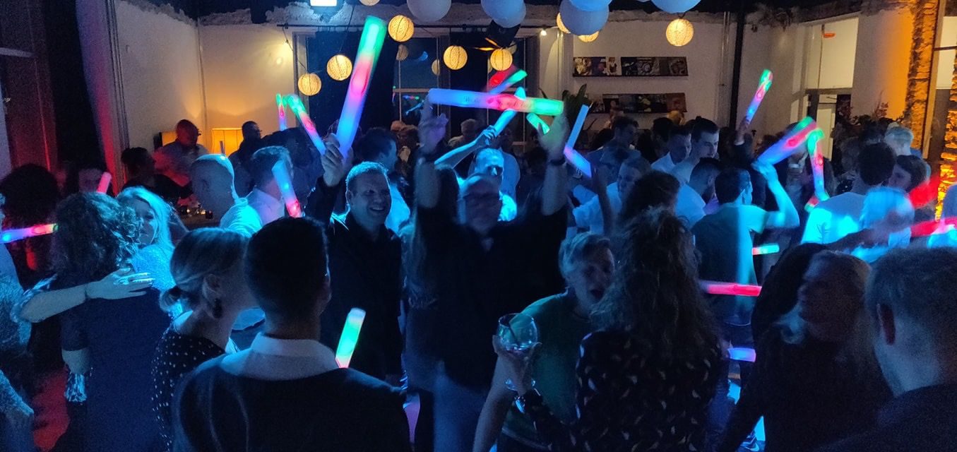 Volle dansvloer tijdens een feest bij STOOM Apeldoorn