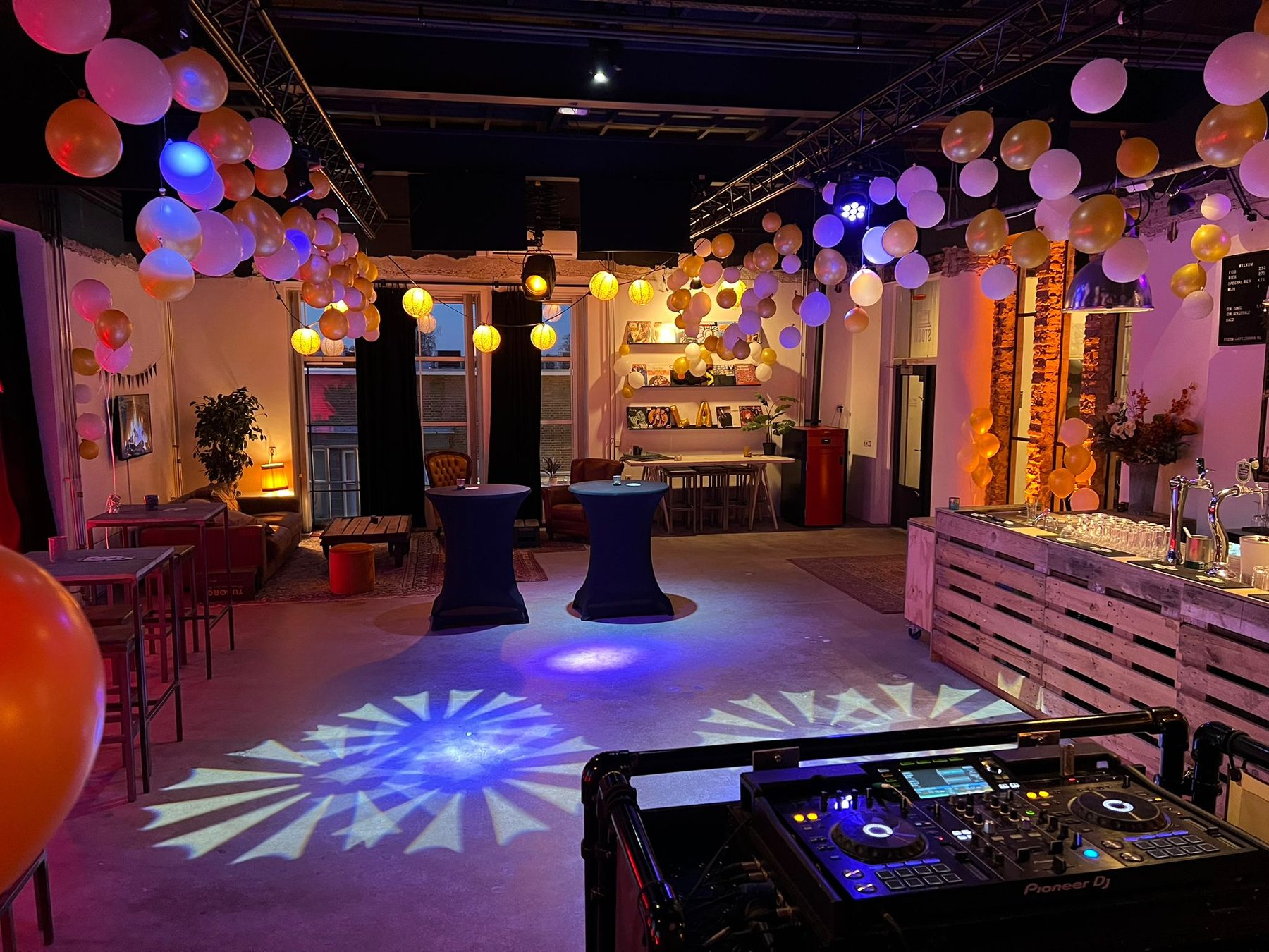 DJ-booth en bar tijdens een feest in Het Lab